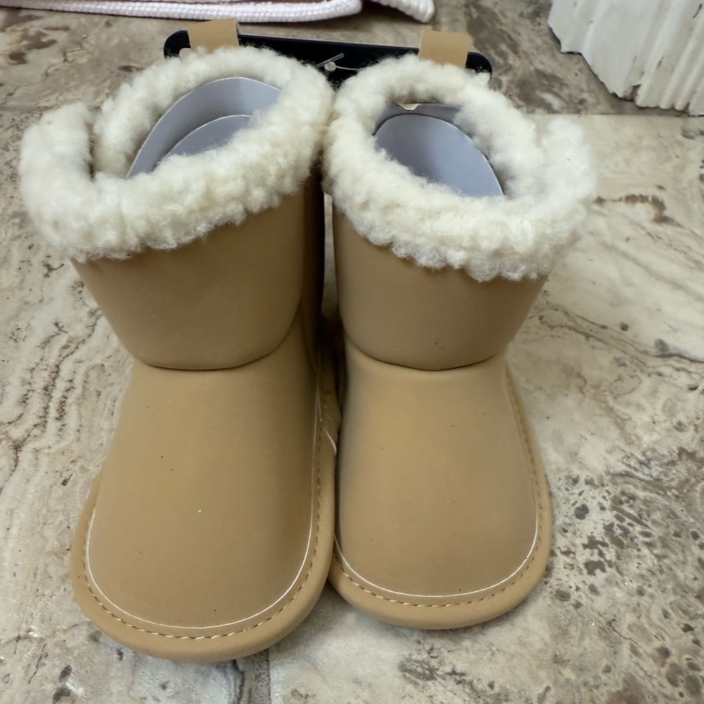 NWT size 0-3 months CartersTan Faux Fur Lined Boots